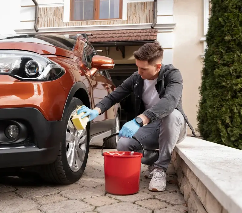Lavage auto à domicile Anneville-Ambourville : professionnel intervenant sur un véhicule